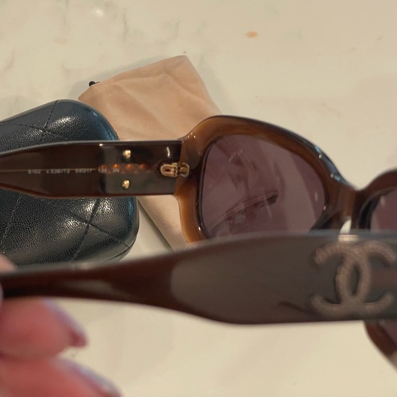 Authentic Chanel 5102 CC Logo Sunglasses in Coco Brown Vintage. - Picture 7 of 8